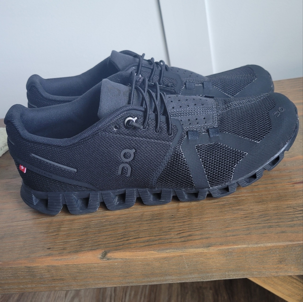 On running cloud all black running shoe women's size 7.5 -very good condition